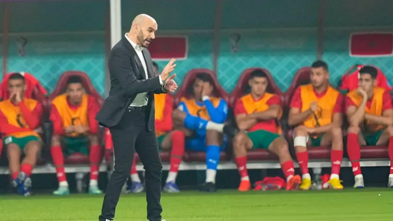 وليد الركراكي يلوّح بتعزيز جديد في مركز الظهير الأيسر داخل المنتخب المغربي