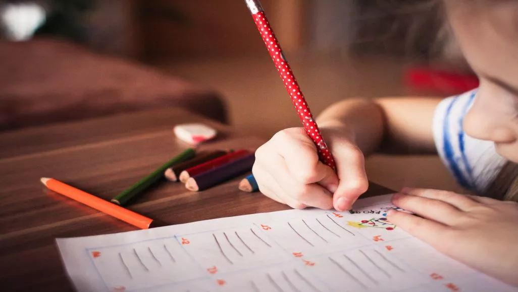 تربية الأطفال : الواجبات المدرسية المنزلية بين الفائدة والعبء
